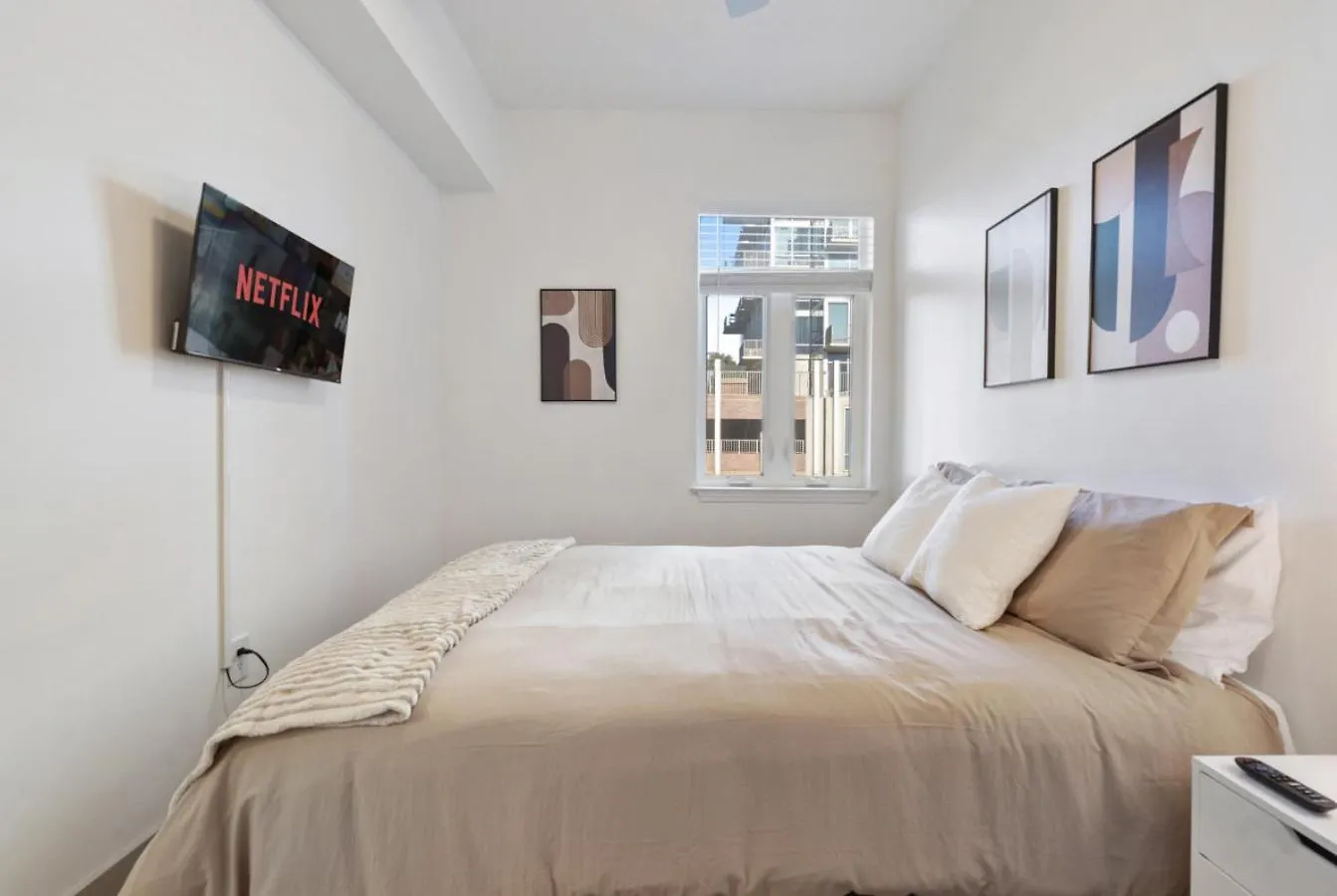 Uptown Luxury - Top Floor King Suite, Free Parking Charlotte 0*,  United States