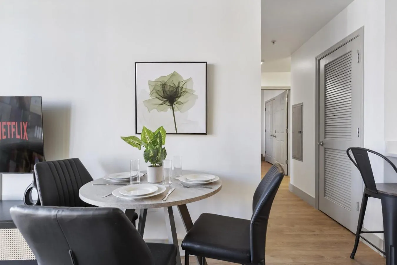 Uptown Luxury - Top Floor King Suite, Free Parking Charlotte Apartment