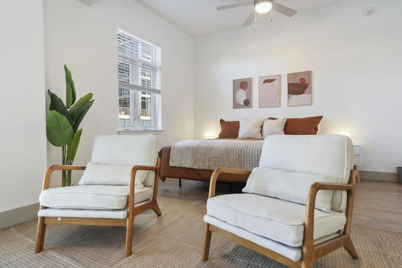 Uptown Luxury - Top Floor King Suite, Free Parking Charlotte
