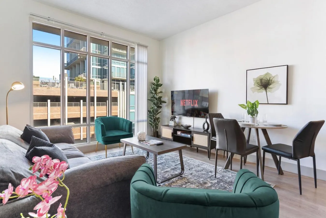 Apartment Uptown Luxury - Top Floor King Suite, Free Parking Charlotte