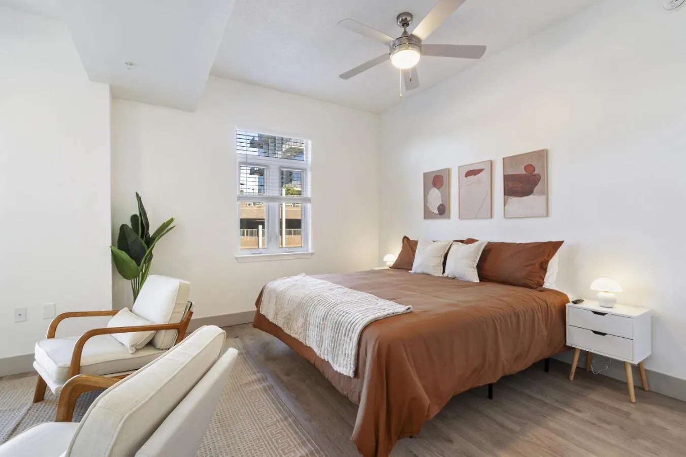 Uptown Luxury - Top Floor King Suite, Free Parking Charlotte Apartment