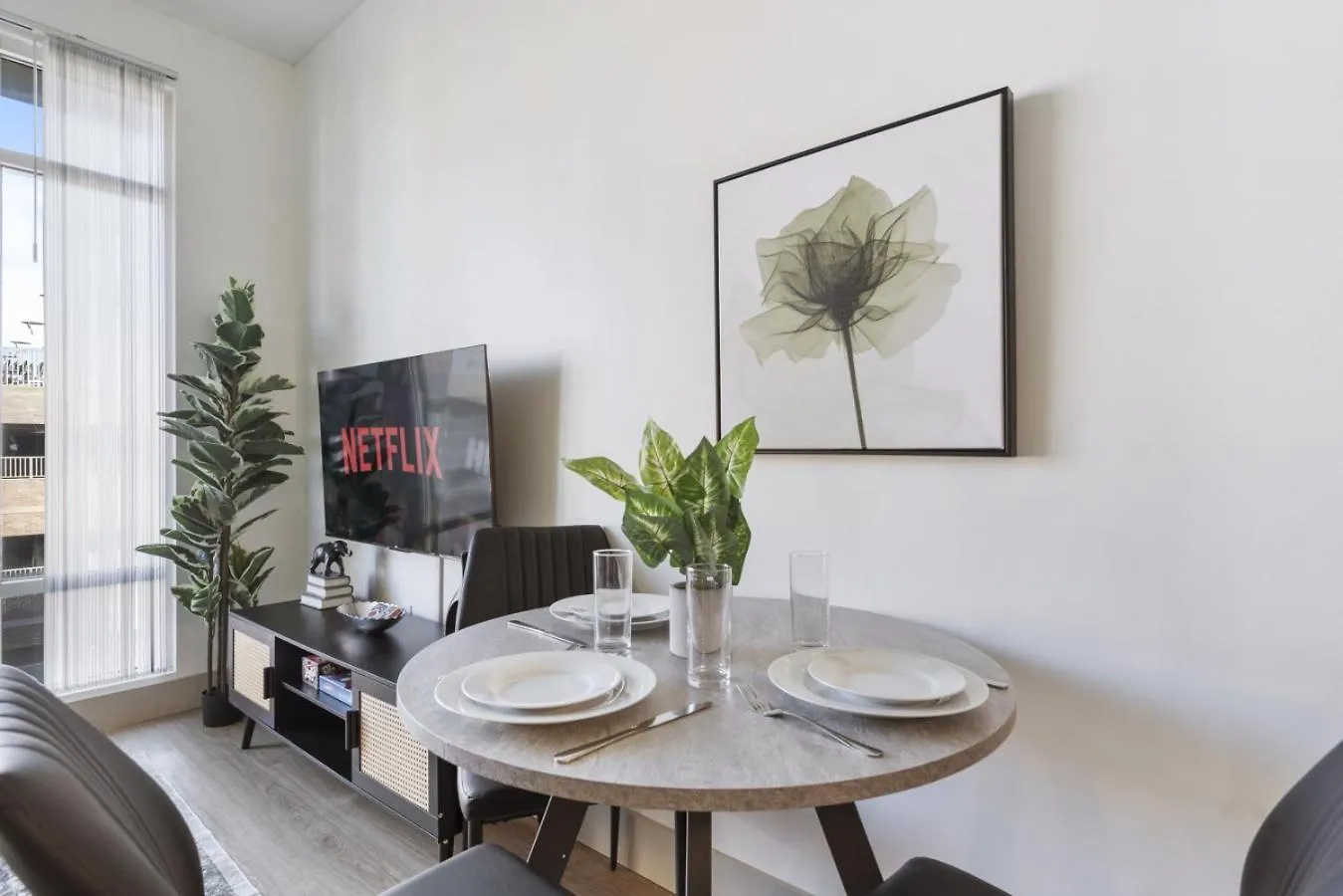 שרלוט Uptown Luxury - Top Floor King Suite, Free Parking