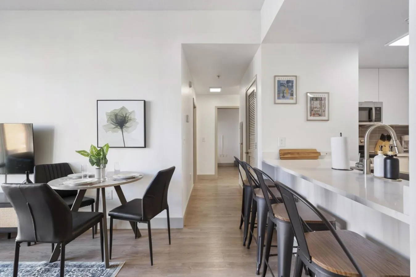 שרלוט Uptown Luxury - Top Floor King Suite, Free Parking דירה