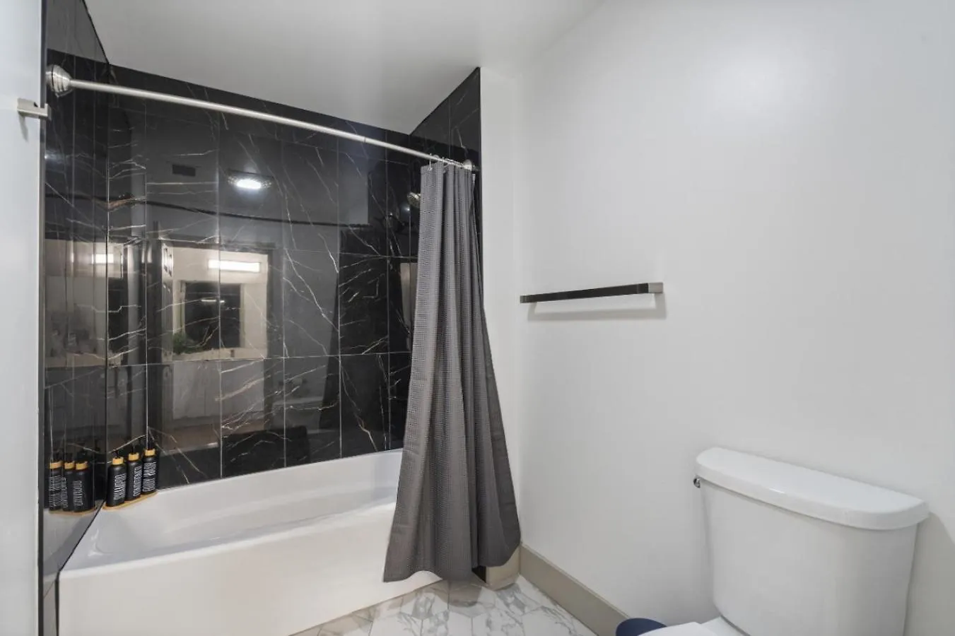 שרלוט Uptown Luxury - Top Floor King Suite, Free Parking דירה