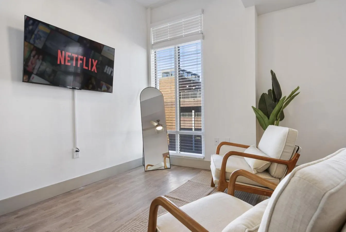 שרלוט Uptown Luxury - Top Floor King Suite, Free Parking ארצות הברית