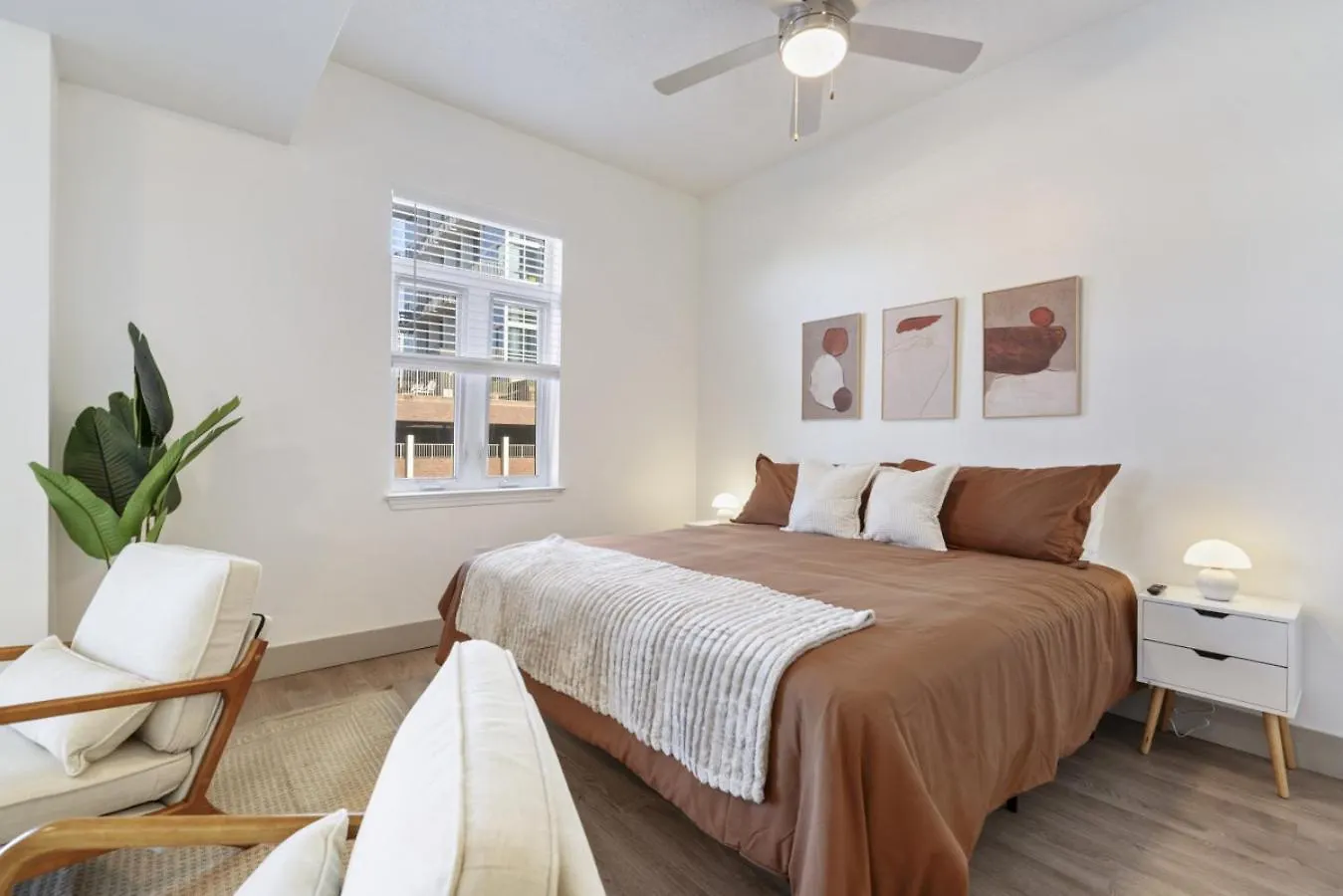 דירה שרלוט Uptown Luxury - Top Floor King Suite, Free Parking ארצות הברית