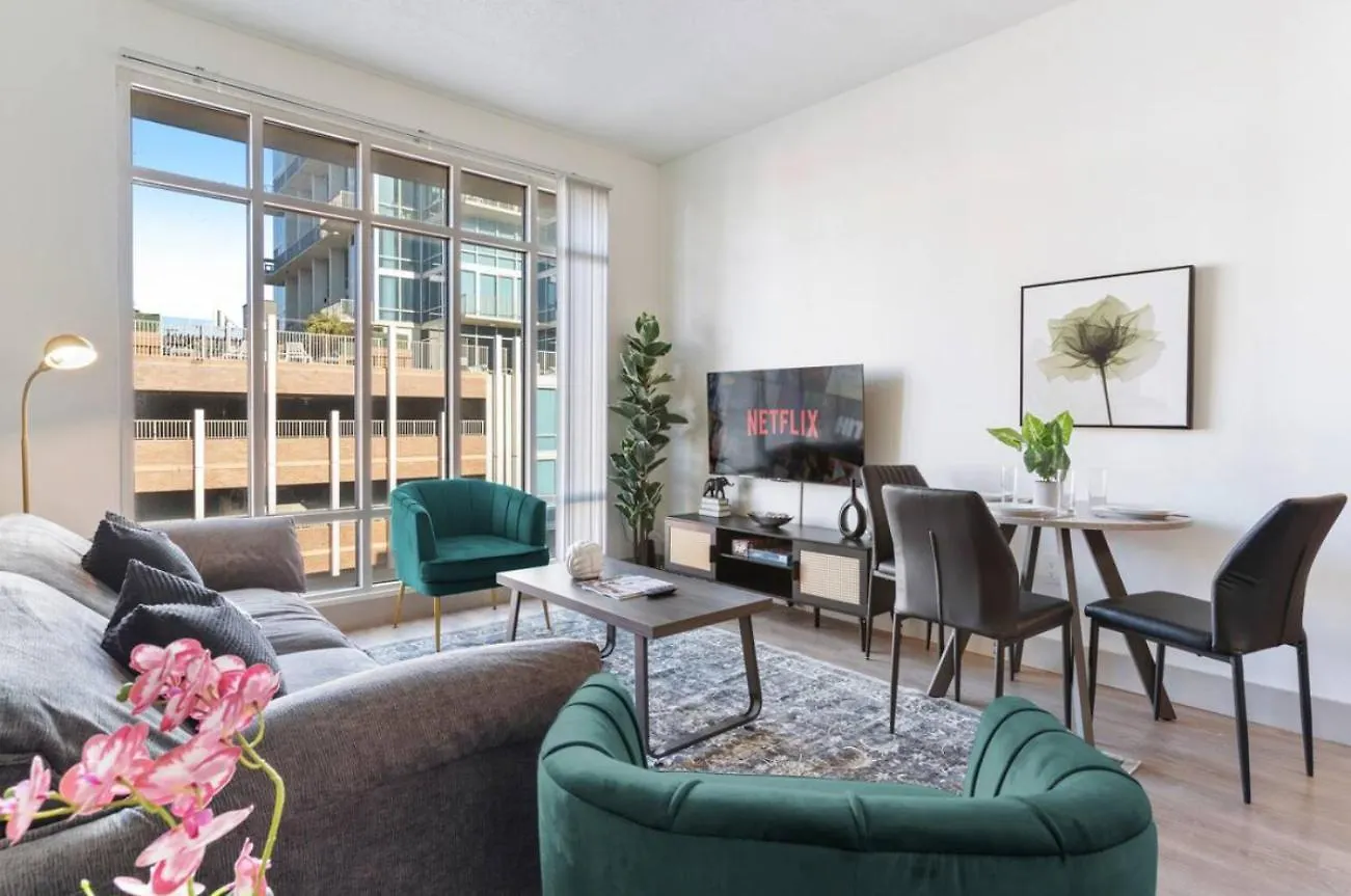 שרלוט Uptown Luxury - Top Floor King Suite, Free Parking דירה